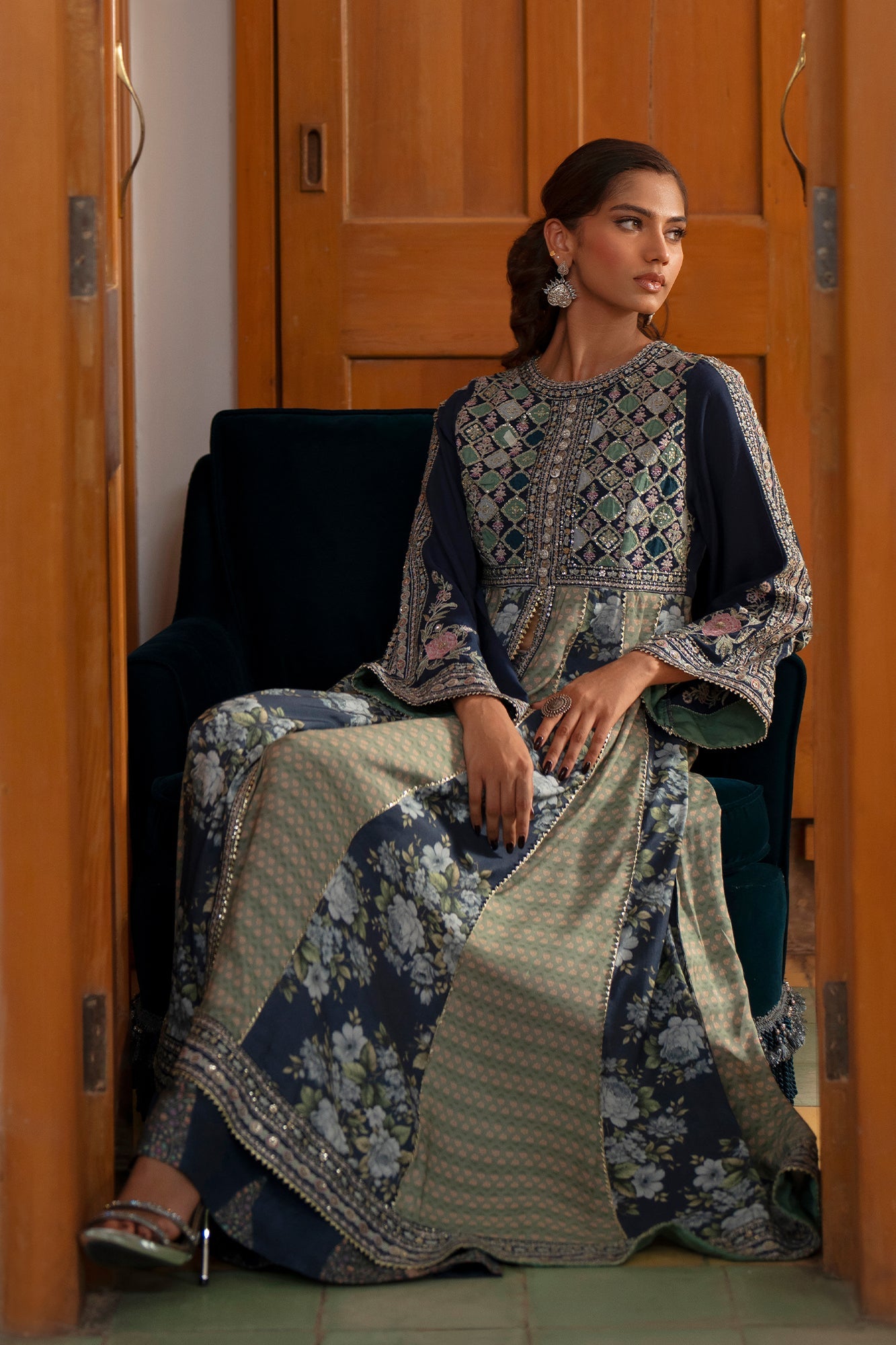 EMBROIDERED SUIT (E104/603/0804)