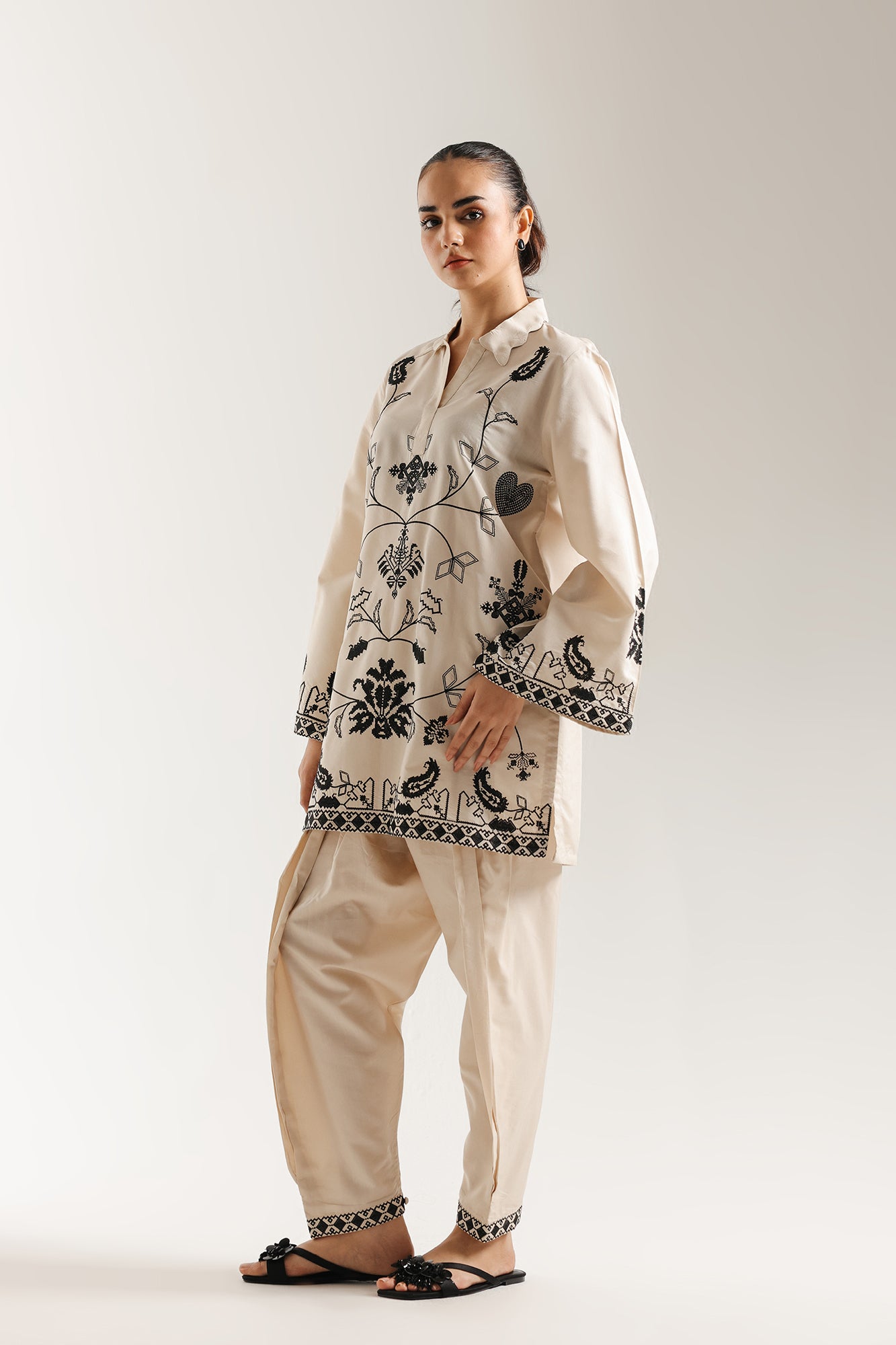 EMBROIDERED SUIT (E6634/102/808) - Image 2